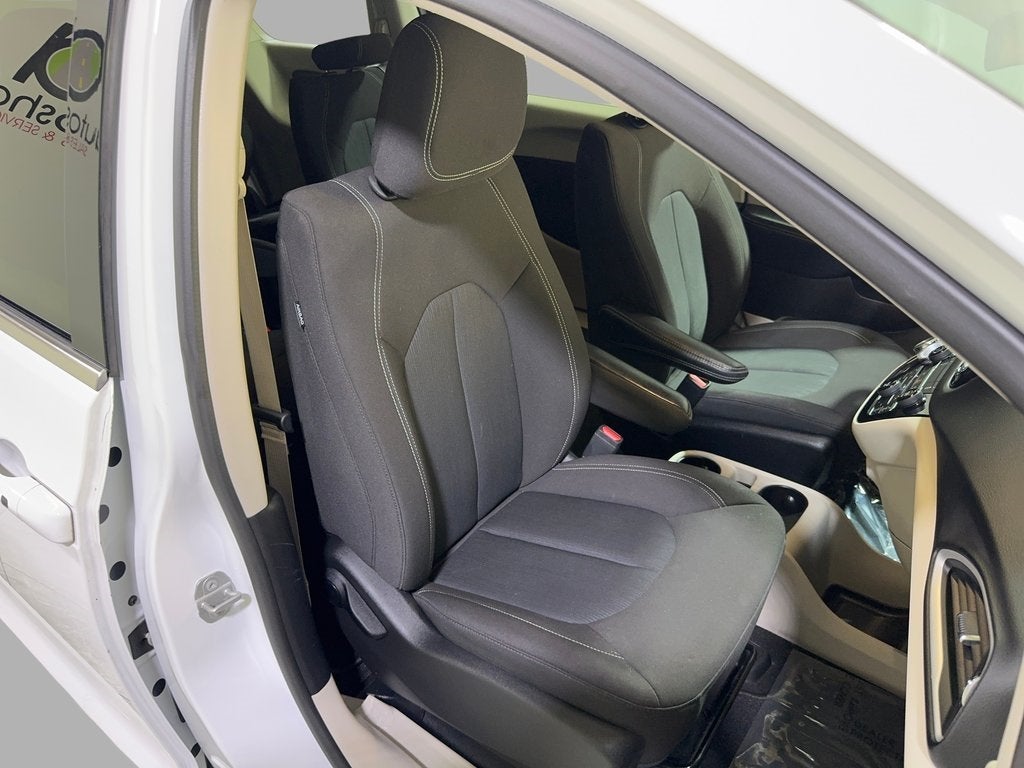 2022 Chrysler Voyager LX