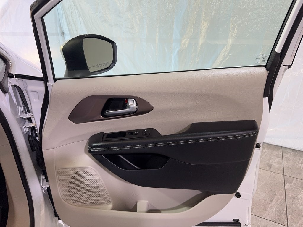 2022 Chrysler Voyager LX