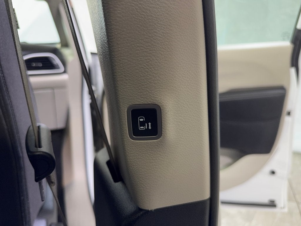 2022 Chrysler Voyager LX